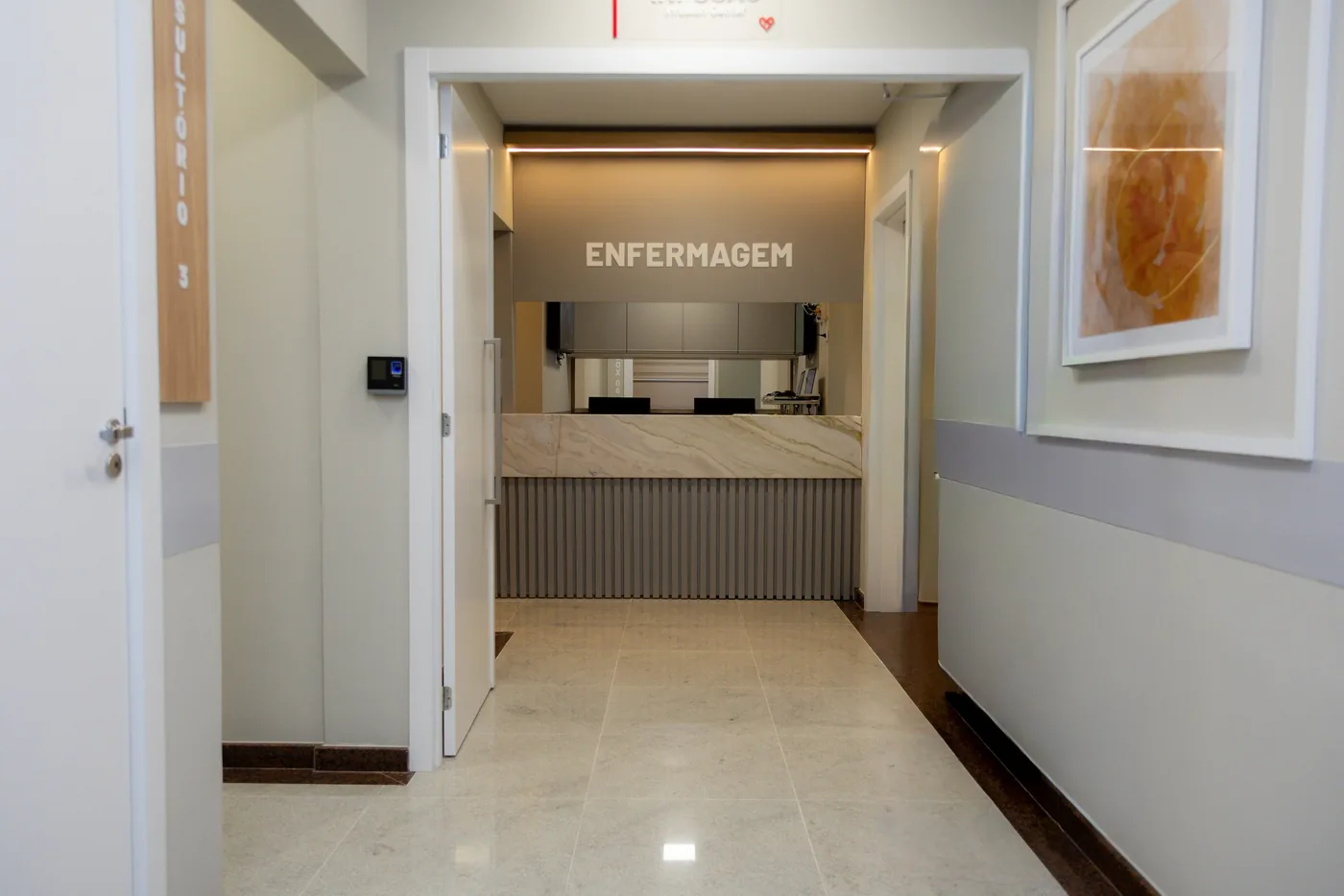 Posto de enfermagem ao fim do corredor